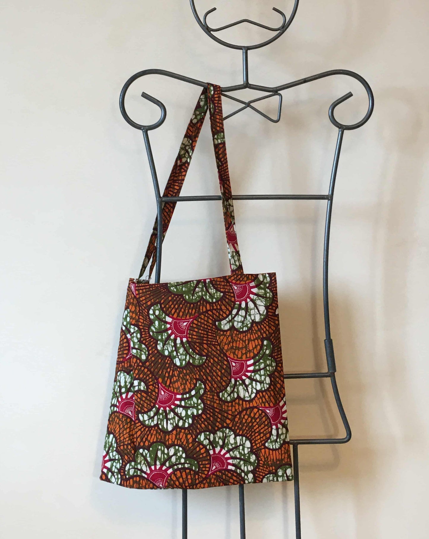 Sac tote bag, 100% coton, en wax orange et vert de fabrication artisanale française, c'est une pièce unique.