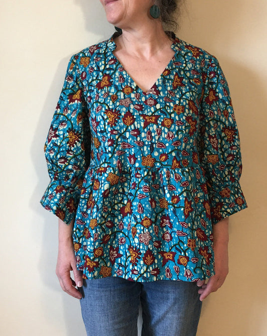 Blouse femme en wax bleu, manche bouffante 3/4. Piéce unique de fabrication française, réalisée à la main par un créateur.
