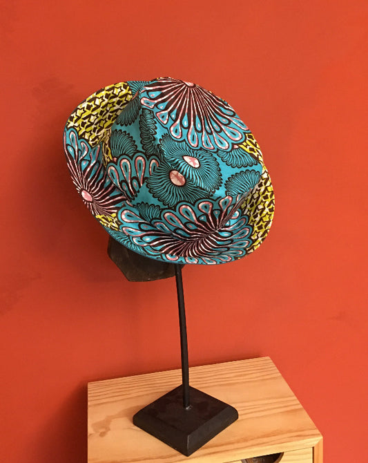 Bob pour enfant en 100% coton, wax bleu. Tour de tête 50 cm. De fabrication française artisanale, pièce unique.