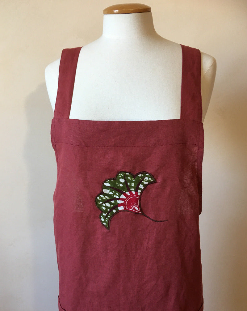 tablier japonais de couleur brique en tissu mélangé lin et coton.