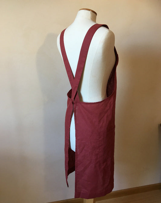 dos du tablier japonais de couleur brique en lin et coton. Bretelles croisées dans le dos