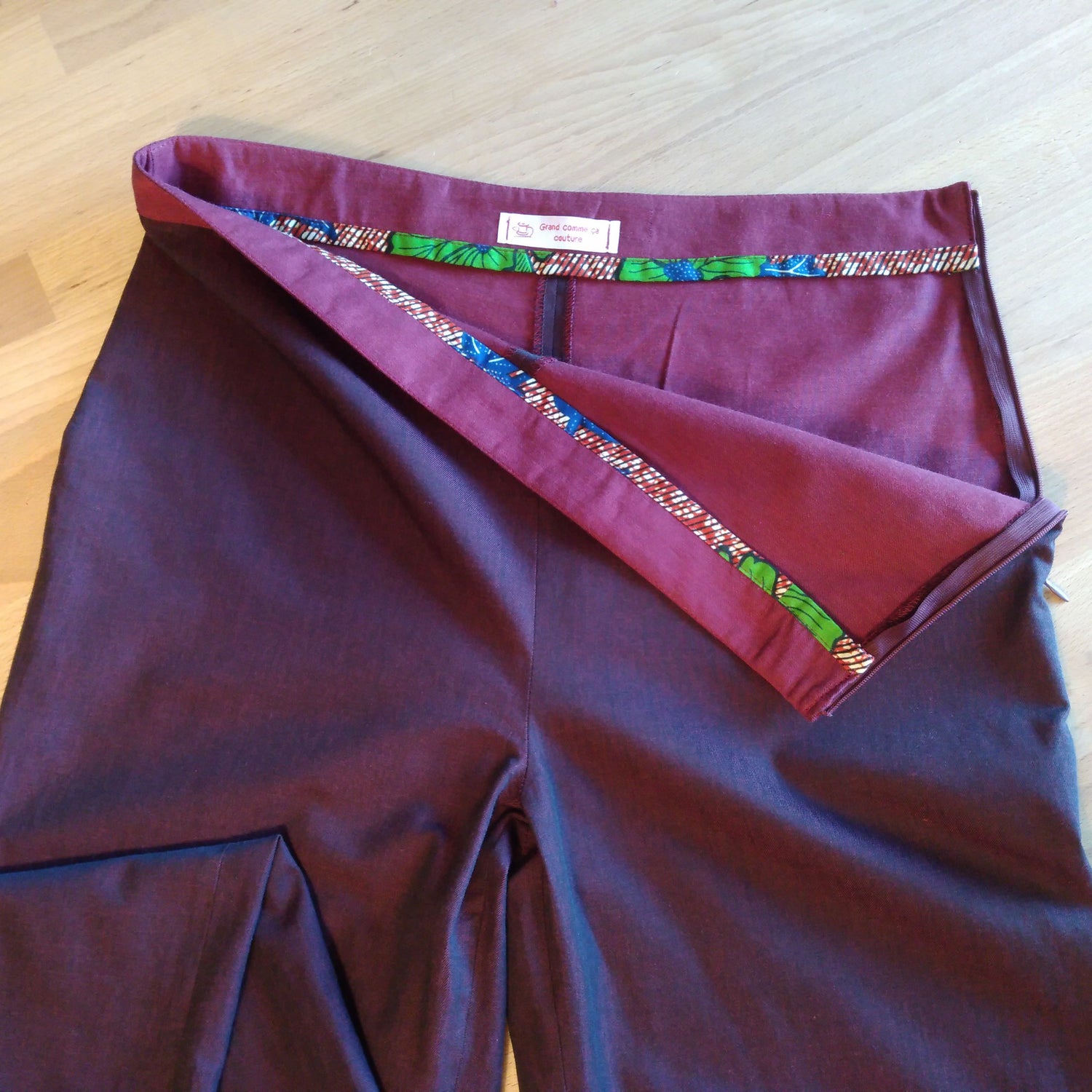 Pantalon droit pour femme réalisé à la main, pantalon sur mesure en lin et wax. Forme simple avec fermeture invisible sur le côté gauche.