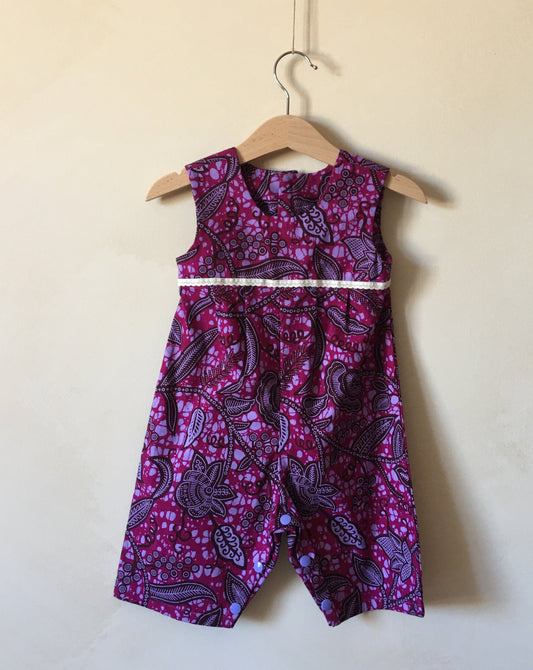 Combinaison bébé en taille 3 mois. Frabrication française entièrement réalisée à la main 100% coton. C'est une pièce unique